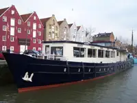 Ujuv hotell müügiks